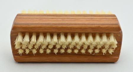 Handwaschbürste Schichtholz mit Griffmulden. 6 und 4 Reihen helle Naturborsten. Bürstenfabrik Keller seit 1869.